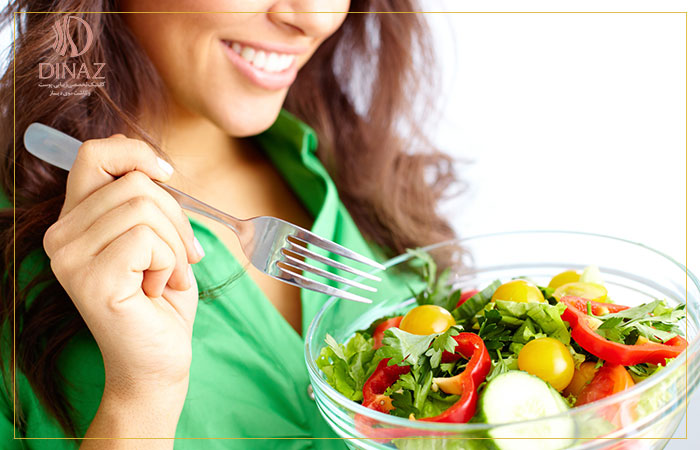 خانمی که برای رفع ریزش مو مواد غذایی سالم شامل سبزیجات و میوه جات مصرف می کند.